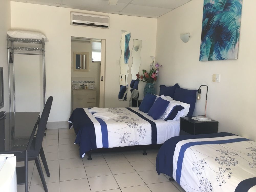 Black Marlin Motel Иннисфейл Экстерьер фото